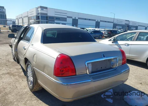 2007 Lincoln Town Car Signature Limited из США, поврежденный, VIN 1LNHM82V57Y625788